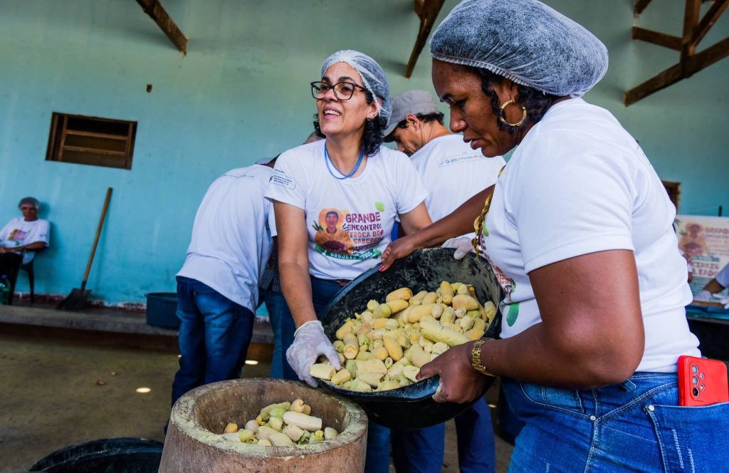 Angélica Beatriz Corrêa Gonçalves, Associação Onça D'Água, e Laudeci Monteiro, Associação Comunitária de Artesãos e Pequenos Produtores de Mateiros (TO), no processamento da farinha de jatobá 