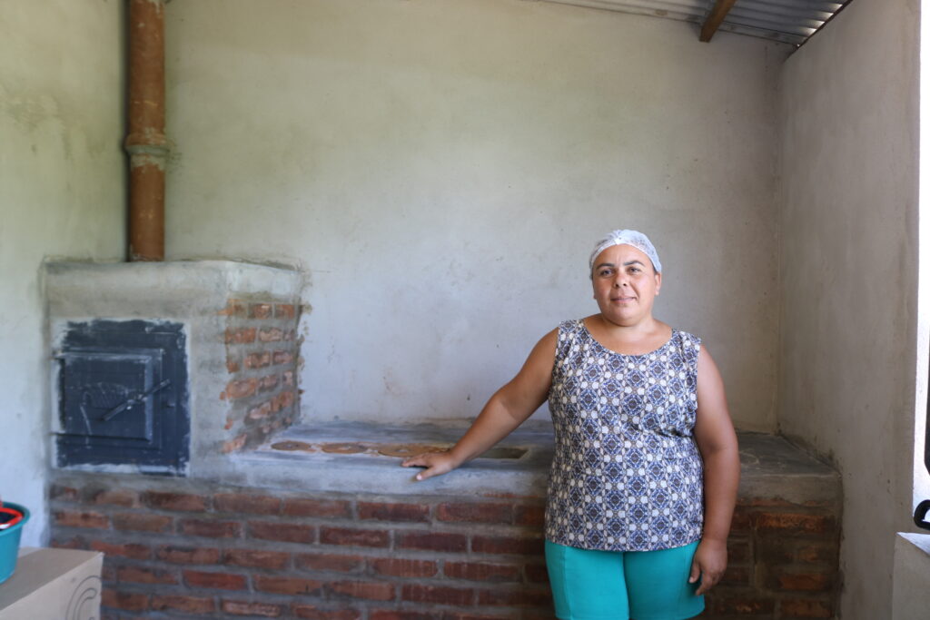Moradora do sítio Mandim, agricultora familiar Joselma Alves Ferreira recebeu um fogão agroecológico por meio de projeto com a apoio do Fundo Ecos (Foto: Camila Araujo/Acervo ISPN)