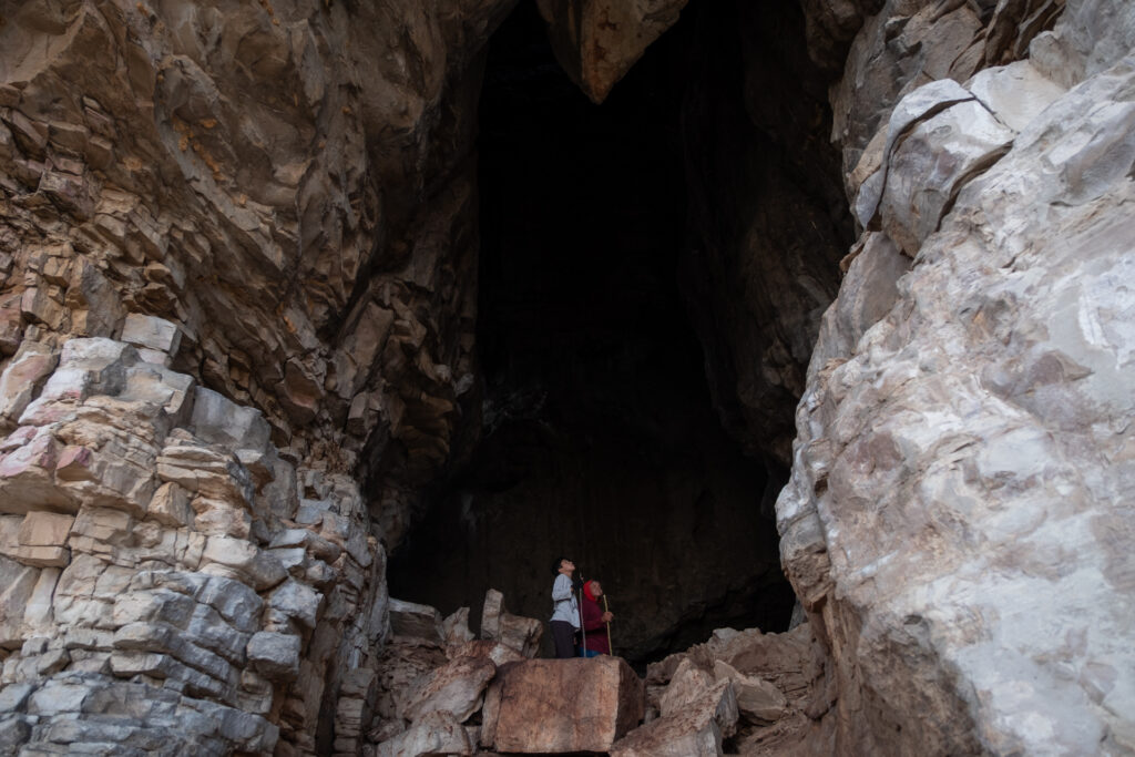 O guia Antonio José Rodrigues e seu neto Davi, que quer se tornar arqueólogo, na entrada da gruta no topo da Serra das Andorinhas, ponto final da recém-criada Trilha Ecológica da Comunidade Lagoa do Mato, em Milton Brandão. Foto: Paula Cinquetti/ Acervo ISPN