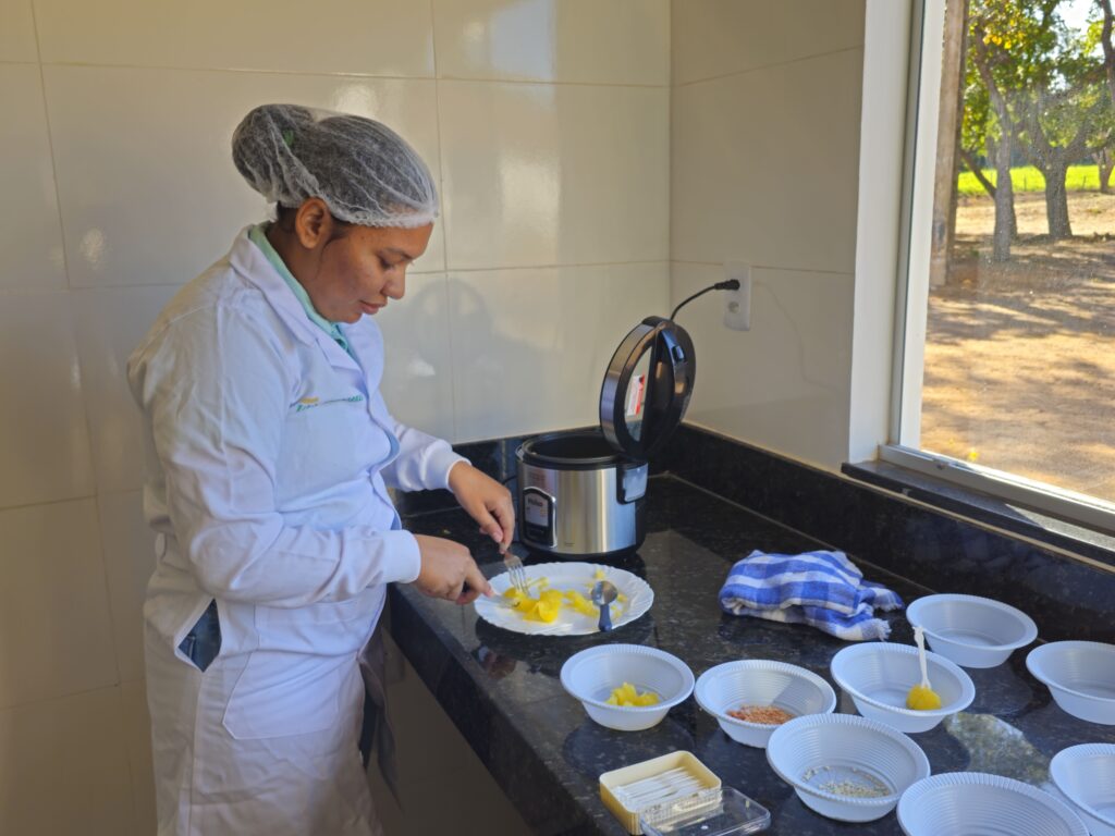 Estudante da EFA Porto Nacional durante aula prática de matemática na cozinha inaugurada na escola. Foto: Ariel Rocha/Acervo ISPN